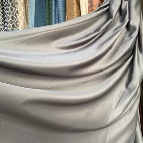 Draperie gri metalică