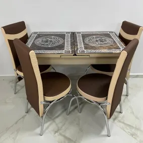 Комплект из коричневого мраморного стола Versace Caffe со стеклянной столешницей и 4 бежево-коричневых кожаных стульев