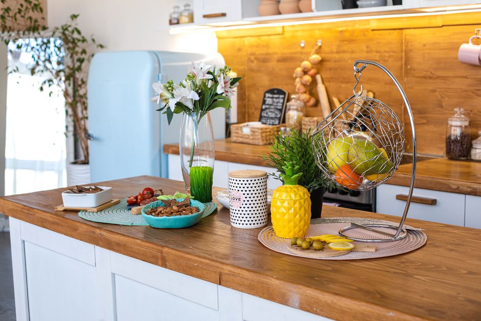 Bucătărie cu insulă - optimizarea spațiului din bucătărie și opțiuni suplimentare pentru depozitarea ustensilelor.